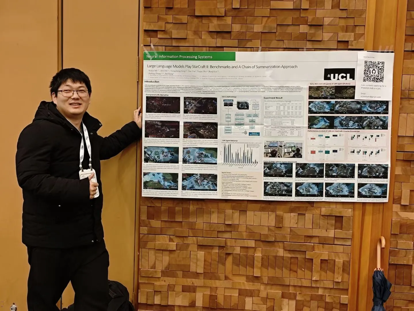 在 NeurIPS 2024 展示论文《Large Language Models Play StarCraft II》海报